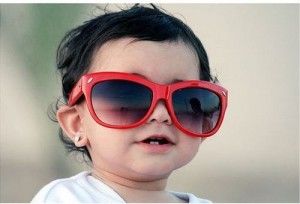 51f239e383111_cute_and_cool_looking_baby_girl_with_big_red_sunglasses_large