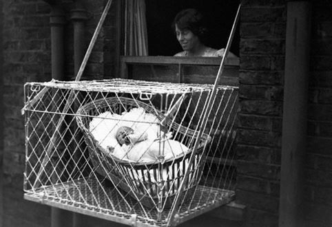 Λονδίνο: Κρεμούσαν τα μωρά από το παράθυρο (ΒΙΝΤΕΟ)