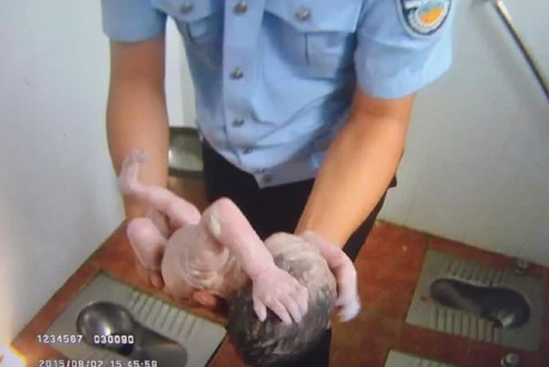 Συγκινητικό!! Αστυνομικός σώζει νεογέννητο που το πέταξαν στις τουαλέτες!! (Photo)