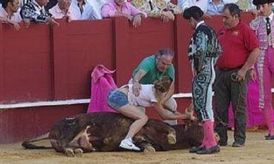 Γενναία ακτιβίστρια μπαίνει στην αρένα και αγκαλιάζει τον ταύρο πριν θανατωθεί!! (βίντεο – Pics)