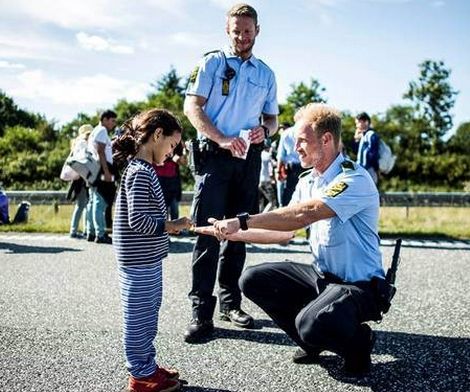 Συγκινητικό!! Δανός αστυνομικός παίζει με προσφυγόπουλο (Pics)