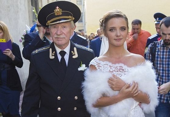 ΜΕΓΑΛΟΣ Έρωτας!! 84χρονος ηθοποιός παντρεύτηκε την 24χρονη μαθήτρια του!! (βίντεο – Pics)