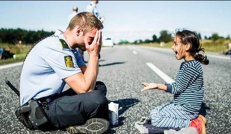Συγκινητικό!! Δανός αστυνομικός παίζει με προσφυγόπουλο (Pics)