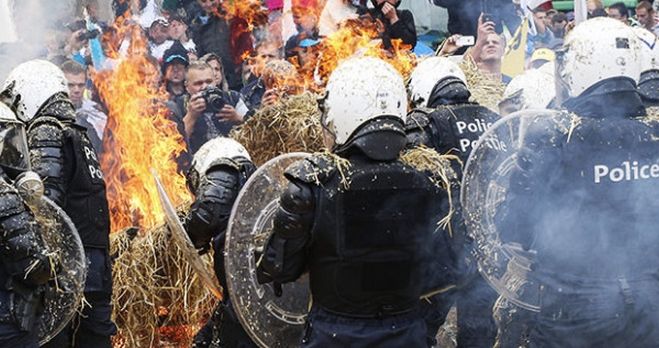 Οι αγρότες στις Βρυξέλλες έριχναν άχυρα στους αστυνομικούς!! (βίντεο)