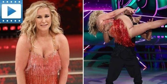 Anastacia has wardrobe malfunction