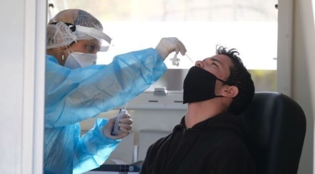 Κορωνοϊός: Τα rapid test είναι αποτελεσματικότερα όταν γίνονται από τη μύτη