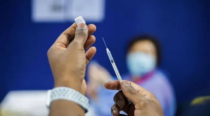 Κορωνοϊός: Το αντίστροφο φαινόμενο “πλασίμπο” εξηγεί τα δύο τρίτα των παρενεργειών των εμβολίων