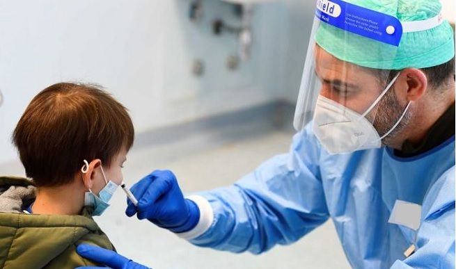 Test to stay: Σημεία δειγματοληψίας – Τι ισχύει για εμβολιασμένα παιδιά