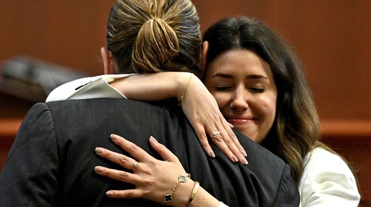 Η θερμή αγκαλιά του Τζόνι Ντεπ με τη δικηγόρο του μετά το «στρίμωγμα» στην Άμπερ Χερντ