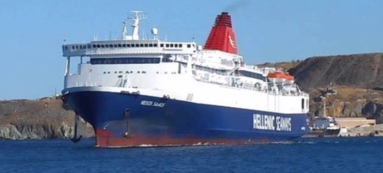Το επιβατηγό οχηματαγωγό πλοίο «Νήσος Σάμος» έχει επικαθήσει σε αμμώδες αβαθή λιμάνι της Χίου