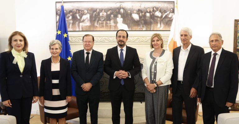 Ο ΠτΔ παρέλαβε την ετήσια Έκθεση της Επιτροπής Δημόσιας Υπηρεσίας
